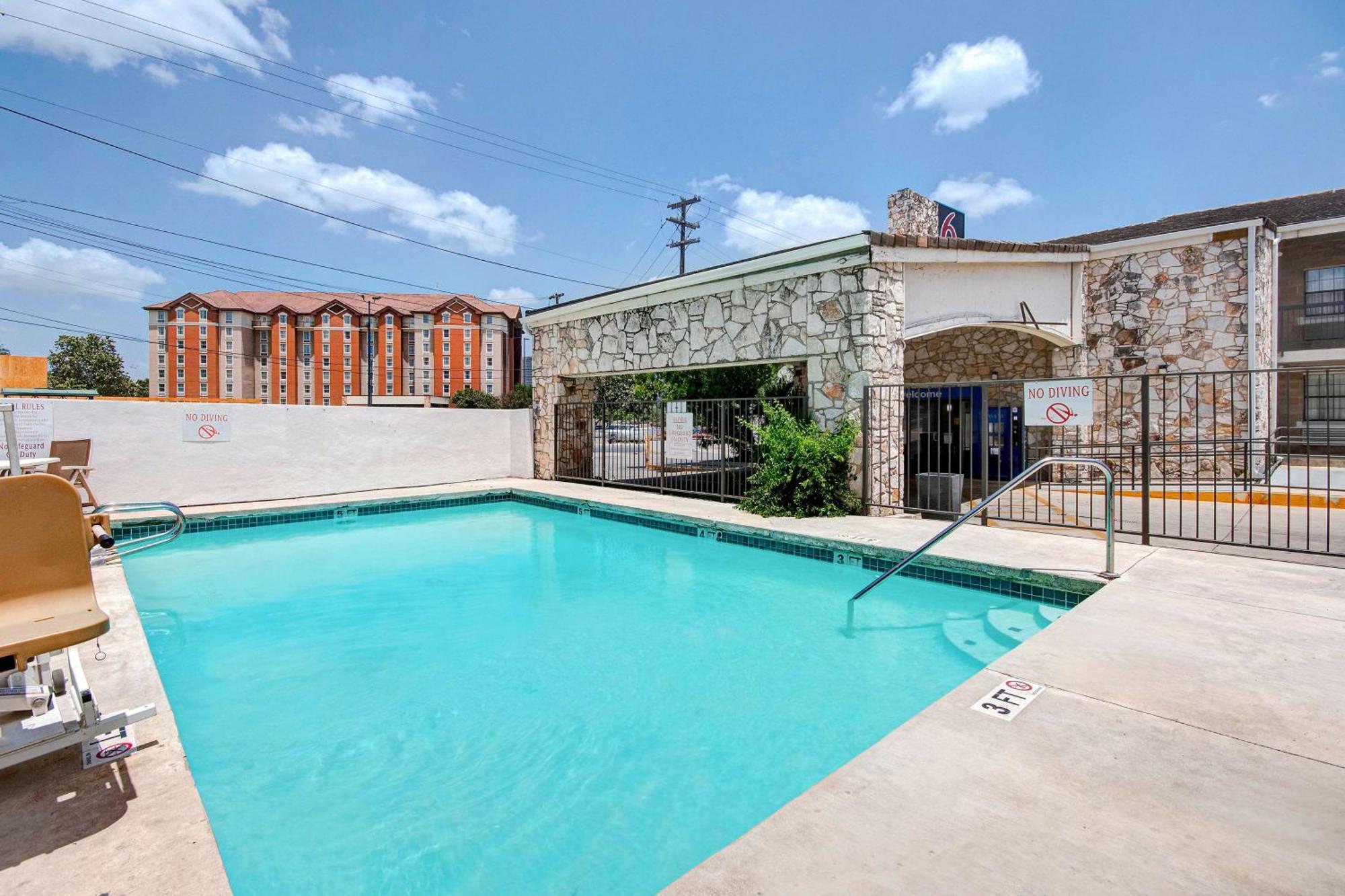 Studio 6 San Antonio Tx Northwest Medical Center Exterior photo